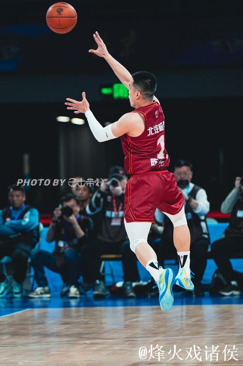 陈盈骏半场出战11分钟，投篮8中7得到21分1篮板3助攻