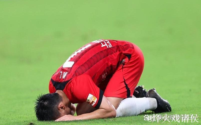 问鼎世俱杯！查洛巴晒躺在球场内照片：盼望中喜乐，患难中忍耐